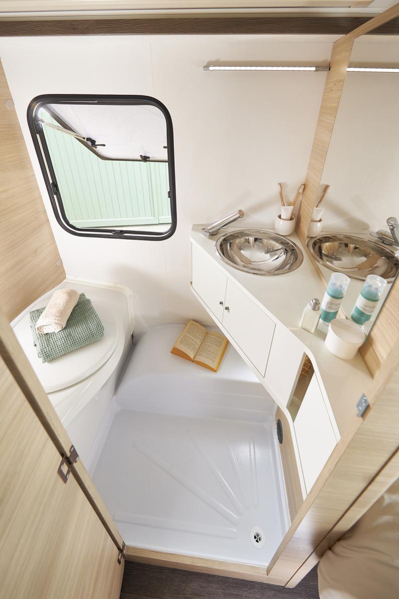caravane surbaissée Silver Trend 380 salle de bain